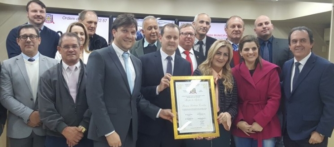 Professor Renan Ceretta  homenageado com Moo de Aplauso na Cmara de Cricima