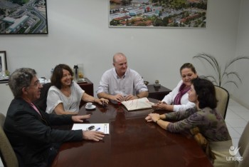 Reitoria recebe visita de professora argentina