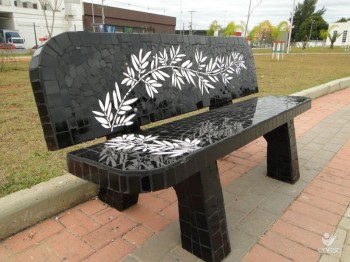 Bancos do Parque das Na��es ganham formato colorido