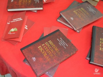 Professores do PPGE lan�am livro