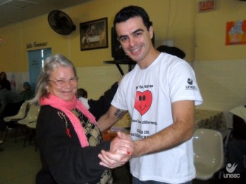 Alunos de Tecnologia em Processos Gerenciais entregam donativos para asilo