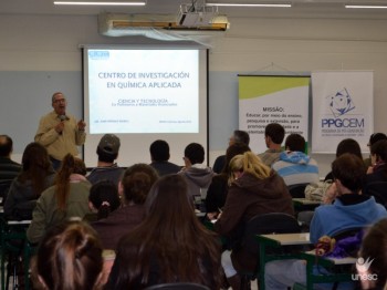 Diretor de Centro de Pesquisa em Qu�mica do M�xico conversa com alunos da Unesc
