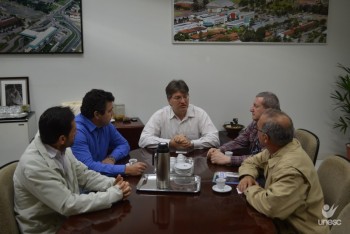 Reitoria da Unesc recebe visita de diretor de Centro de Investiga��o do M�xico