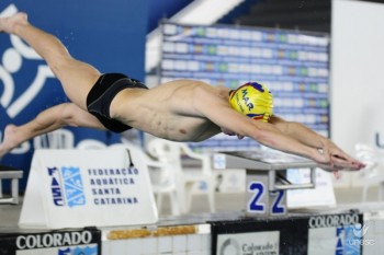 Unesc ser representada por trs alunos na natao