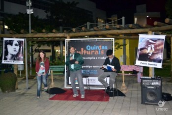 Msica e poesia no Sarau Potico da Praa do Estudante