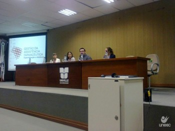 Professores do Curso de Farmcia, Eduardo Joo Agnes e Carla A.D. Maragno, participaram nesta quinta feira dia 13/09 da mesa redonda Farmcias Escola como experincia de integrao ensino/servio.