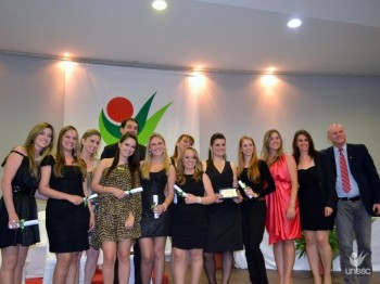 L�grimas e alegria na formatura da primeira turma