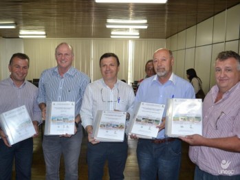 Unesc entrega relat�rio do Plano de Saneamento B�sico de Lauro M�ller