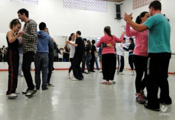 Forr, valsa e sertanejo universitrio na Oficina de Dana da Unesc