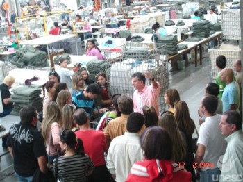 Acad�micos de Gest�o de Marketing conhecem de perto processos da Hering, em Blumenau