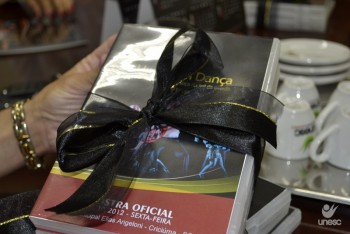 Institui��es recebem DVDs das apresenta��es do 13� Unesc em Dan�a