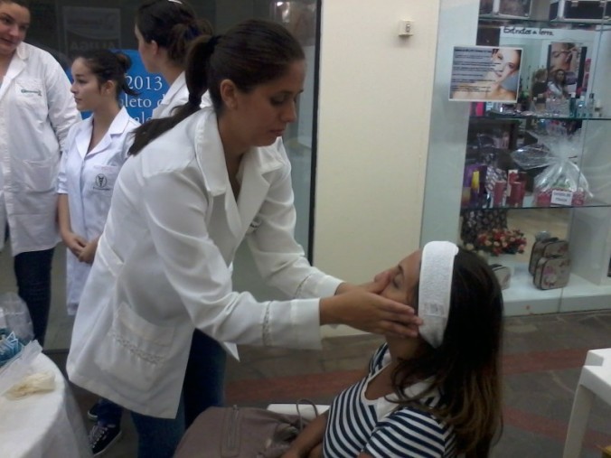 Enfermagem e Fisioterapia presenteiam mulheres com a��o no Shopping Bortoluzzi