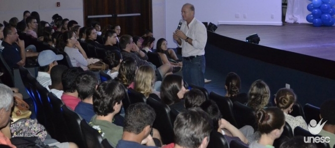 Novos alunos s�o recepcionados com alegria