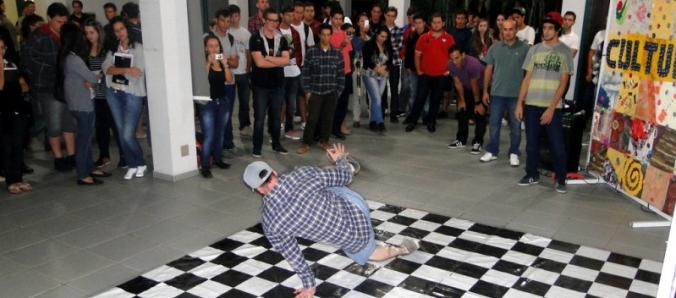 Breaking e document�rio no Quintas Culturais da Unesc
