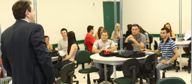 Mais de 36% dos administradores ganham acima de dez sal�rios m�nimos, aponta pesquisa