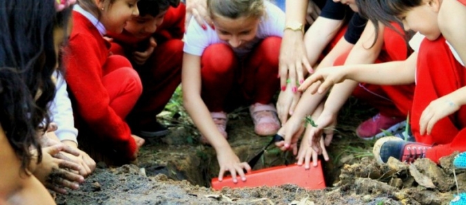 Estudantes depositam sonhos em c�psula do tempo