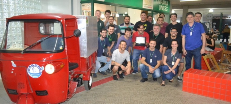Alunos do curso de Engenharia Mec�nica fazem entrega de utilit�rio Motocar ao setor de TI