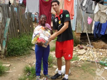 Atletas da Unesc entregaram cestas b�sicas � comunidade de Peixe Frito, em Crici�ma