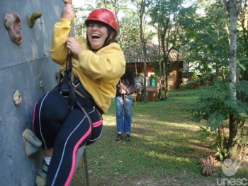 Alunos superam seus medos em escalada indoor