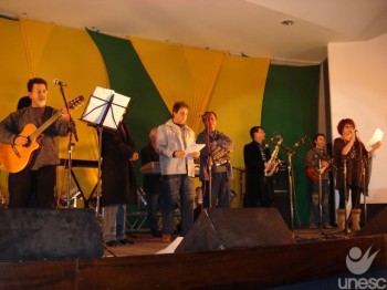 Integrantes de bandas do passado incendeiam noite