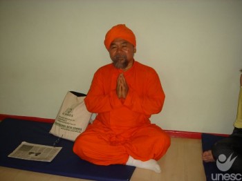 Monge filipino fala dos benef�cios do yoga