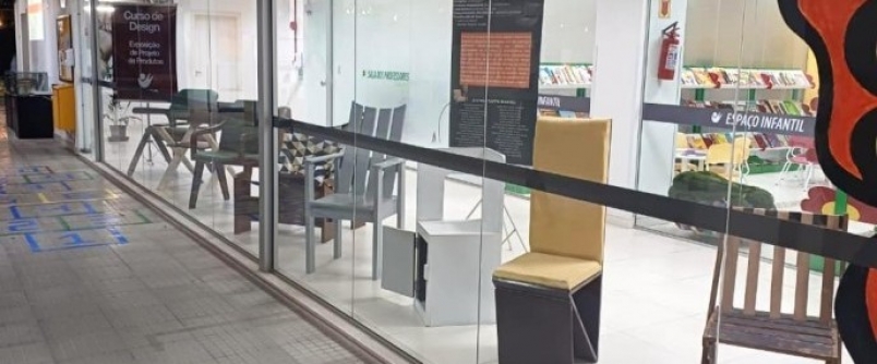 Biblioteca da Unesc recebe exposio de cadeiras criadas pelos acadmicos da primeira fase do curso de Design