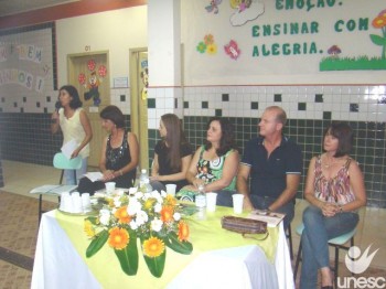 Professores lan�am livro sobre escola p�blica municipal Hon�rio Dal To�, no Verdinho