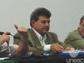 Professor Bruno Pucci profere aula magna do PPGE