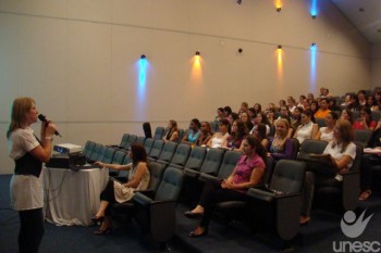 Professora ensina o que usar e o que evitar no local de trabalho