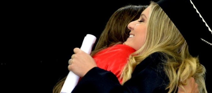 Dever cumprido: Graduados e familiares celebram colao de grau