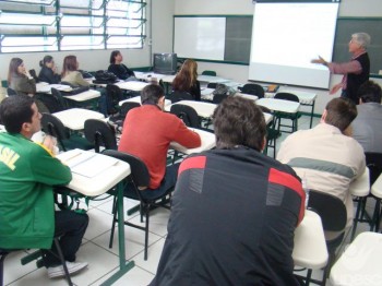 Pesquisador alerta para os riscos do uso do celular
