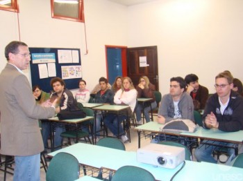 Caco Keller d� dicas sobre tema em palestra para alunos da s�tima fase de Artes Visuais