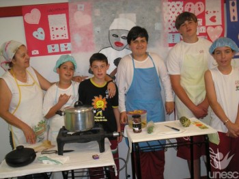 Alunos de s�timos anos aprendem a fazer quitute africano