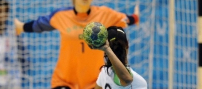 Fora do Prumo levanta a ta�a do Intercursos de Handebol Feminino