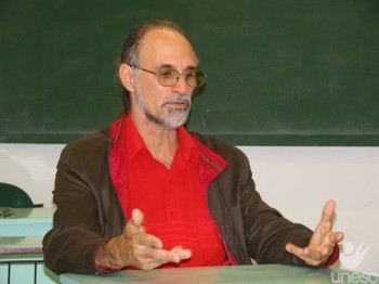 Professor Idaleto diz que crise mundial mudar� estrutura produtiva e ter� tempo indeterminado