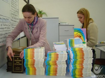 Unesc recebe doa��o de livros de autor norte-americano Jim Rohn