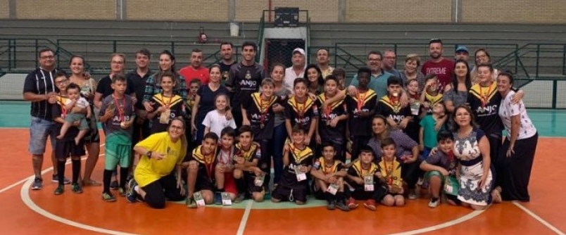 Projeto Anjos do Futsal realizam confraternizao entre equipe, alunos e familiares
