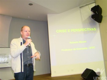 Professor da UFSC sugere cautela em avalia��o sobre crise