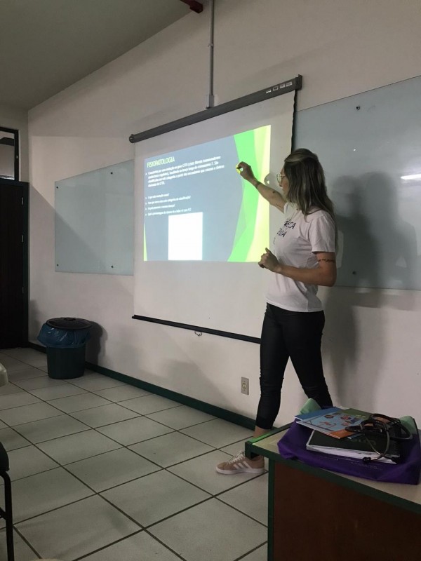 ACAD�MICA DE FISIOTERAPIA MINISTRA PALESTRA SOBRE FIBROSE C�STICA