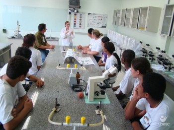 Alunos do Bairro da juventude conhecem laborat�rios de Nutri��o