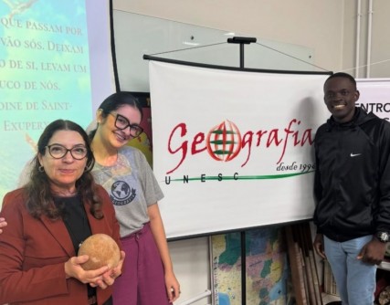 Estudantes Participam de Oficina Interdisciplinar sobre Astronomia e Literatura na Semana da Geografia!