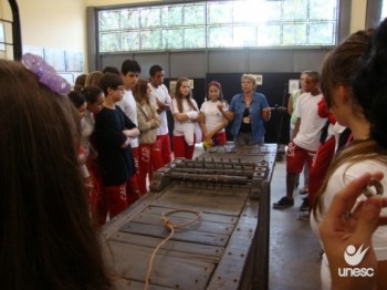 Estudantes visitam mostra de Instrumentos Medievais de Tortura