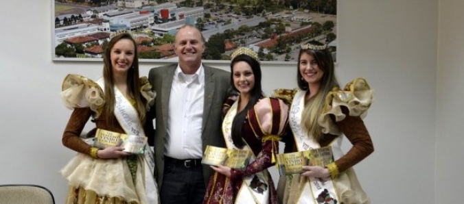 Reitoria recebe rainha e princesas da Festa do Vinho Goethe