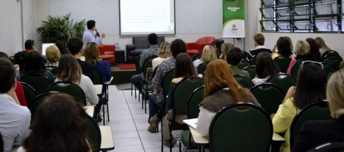 UNA SAU discute propostas de pol�ticas de extens�o