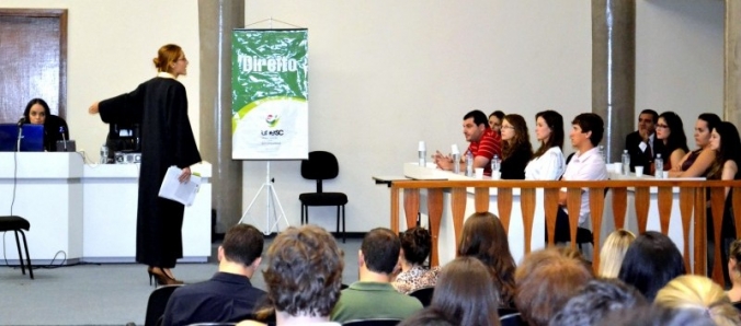 Alunos de Direito v�o por a teoria em pr�tica em J�ri Simulado