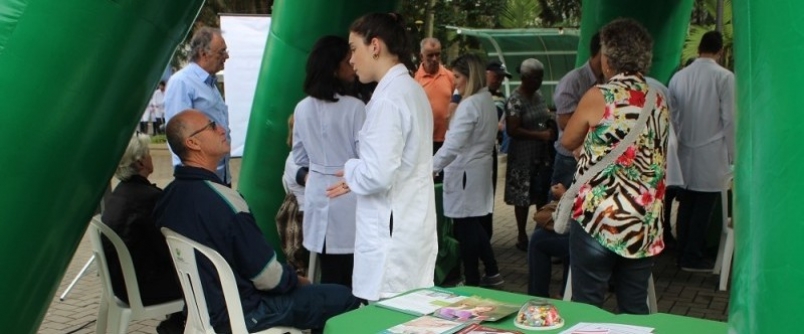 Unesc contribui com informa��o sobre autismo na Pra�a Nereu Ramos