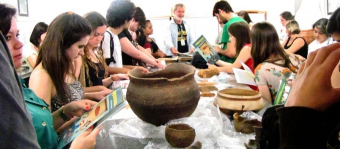 Alunos de Artes Visuais participam de visita e palestra no Setor de Arqueologia