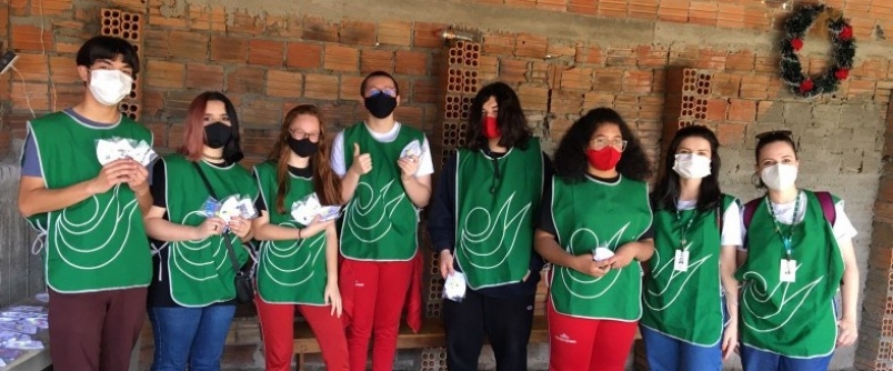 Colgio Unesc leva as Mscaras da Solidariedade  regio dos trilhos