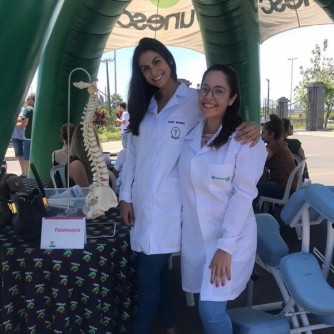 ACAD�MICAS DO CURSO DE FISIOTERAPIA PARTICIPAM DE A��O COMUNIT�RIA EM ALUS�O AO NOVEMBRO AZUL