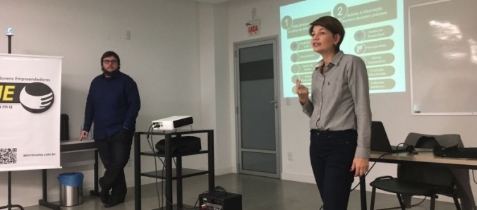 Professora e aluno socializam conhecimentos com jovens empreendedores